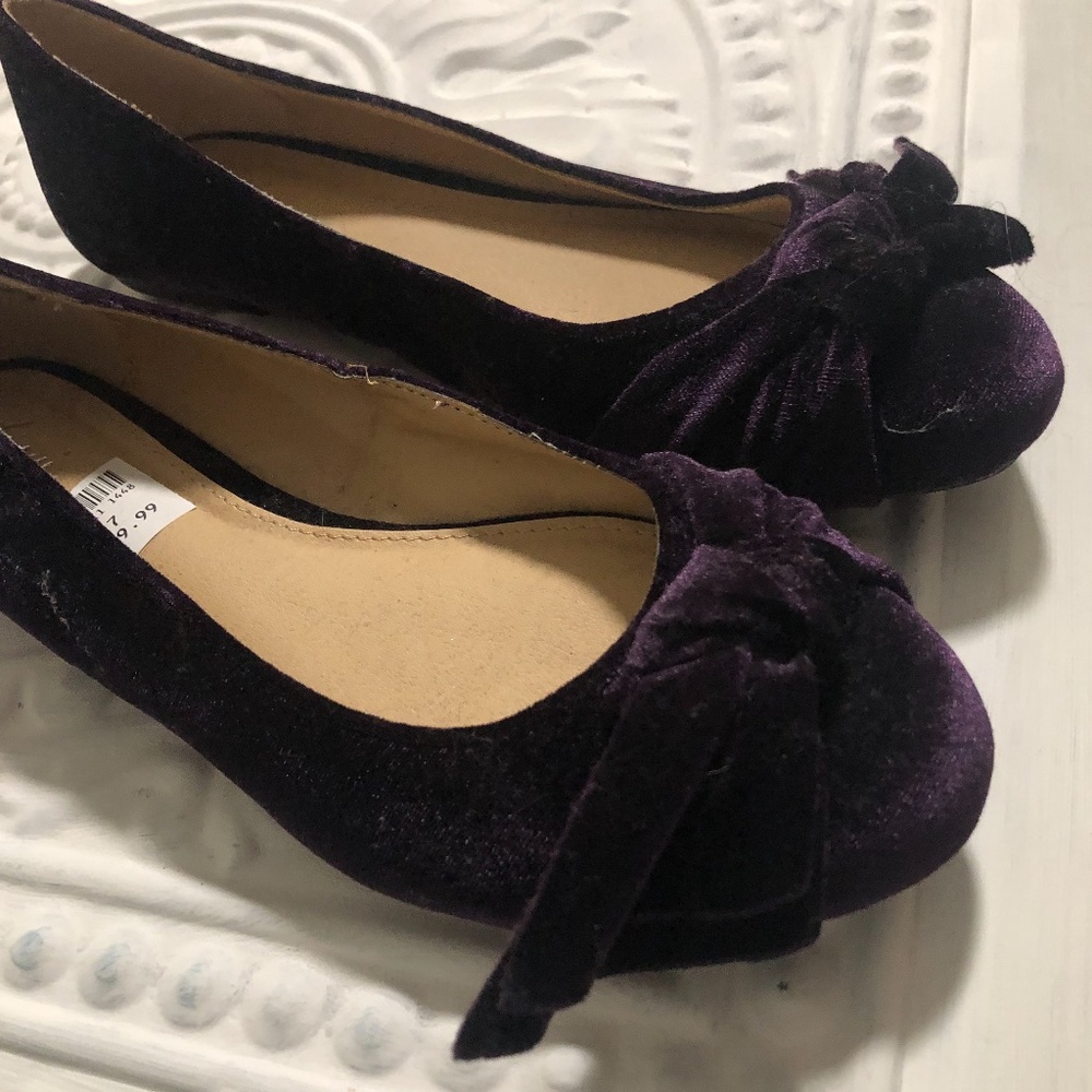 Purple velvet flats with Bow tie on toes, size 7, NWT